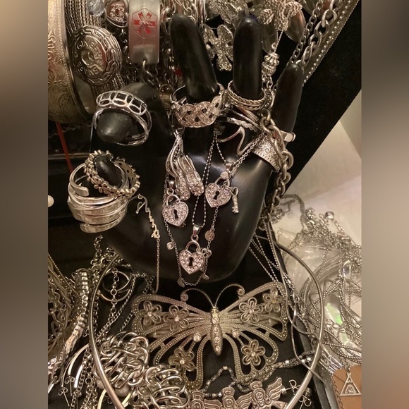 4 LBS Vintage jewelry lot - Picture 5 of 10